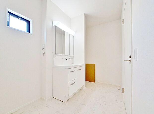 清潔感と心地よさを重視した、上質感漂うパウダールーム。