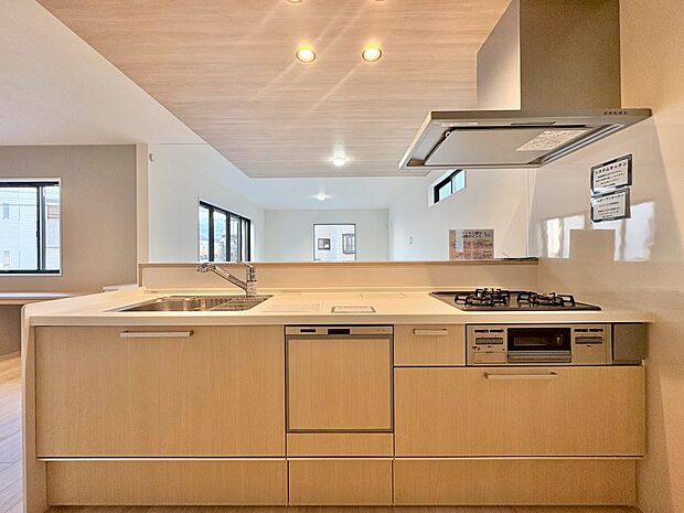 スマートな意匠と充実の機能を備えたキッチンが、暮らしにおいしい彩りを添えます。