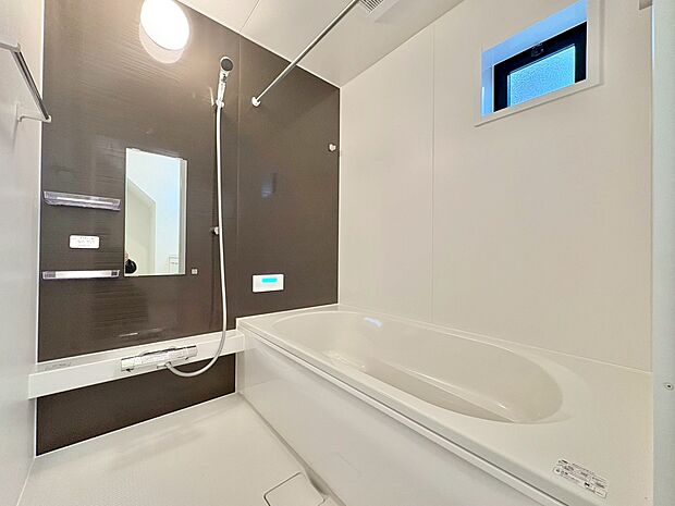 一日の疲れを癒すバスルームは、心地よいリラックスを叶える清潔感溢れる空間です。