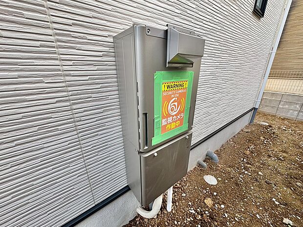 生活に欠かせない給湯器は外付けタイプとなっております。