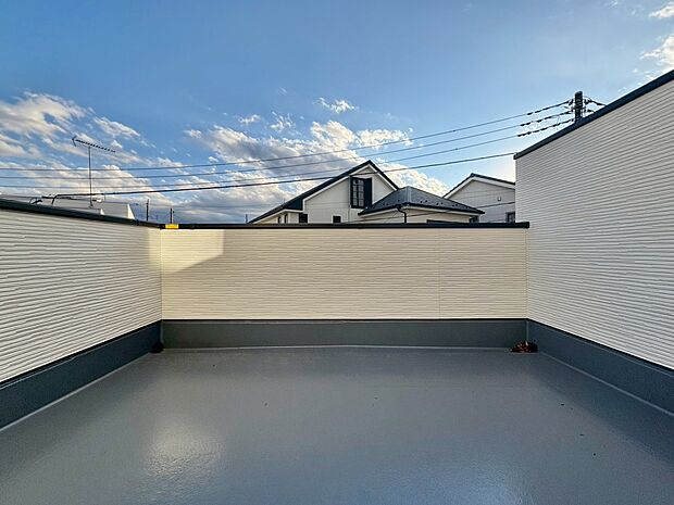 暮らしの中で、光と風を演出してくれるバルコニー。