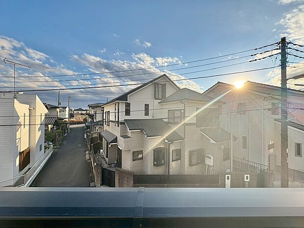 窓を開けると広がる青空。心をリフレッシュして日々を過ごしていきましょう。