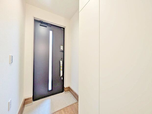 シューズボックスを完備した玄関です。