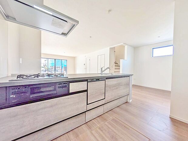 スマートな意匠と充実の機能を備えたキッチンが、暮らしにおいしい彩りを添えます。