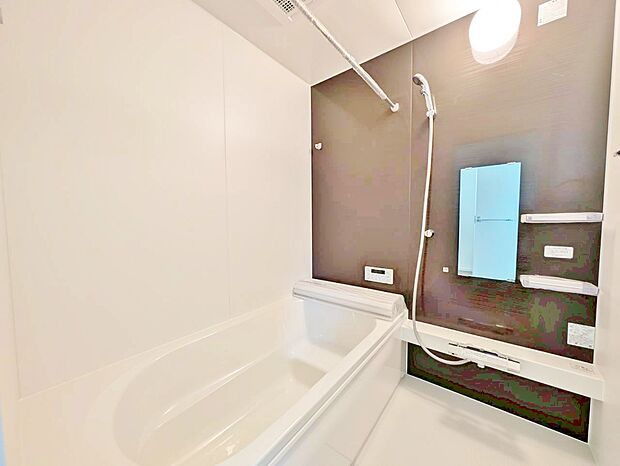 一日の疲れを癒すバスルームは、心地よいリラックスを叶える清潔感溢れる空間です。