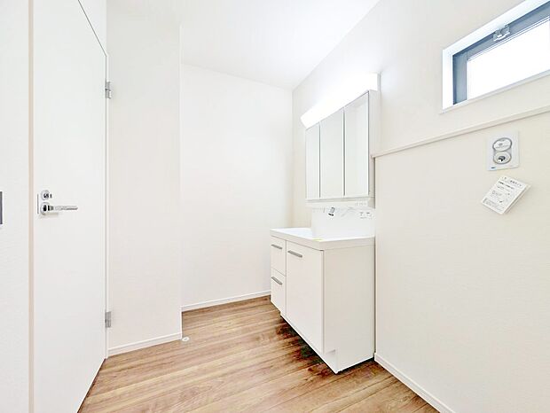 清潔感と心地よさを重視した、上質感漂うパウダールーム。