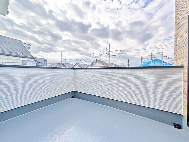 暮らしの中で、光と風を演出してくれるバルコニー。