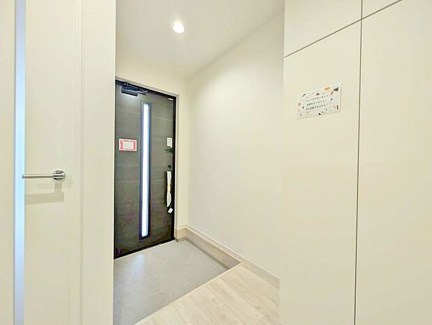 シューズボックスを完備した玄関です。