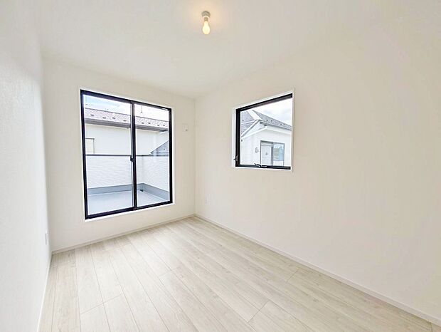 暖かいひだまりを全身で感じ取れる室内。光あふれる空間で子育てをする喜び。