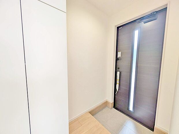 シューズボックスを完備した玄関です。