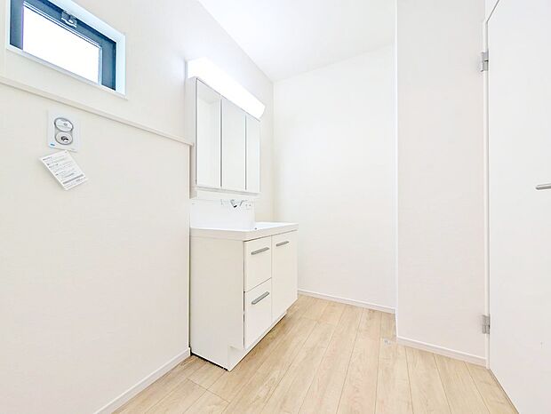 清潔感と心地よさを重視した、上質感漂うパウダールーム。