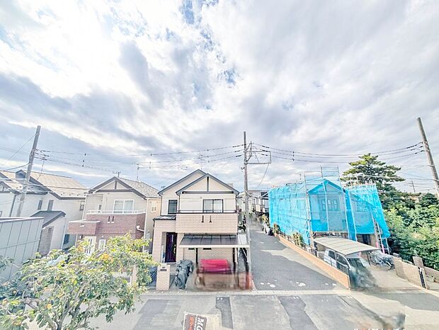 窓を開けると広がる青空。心をリフレッシュして日々を過ごしていきましょう。