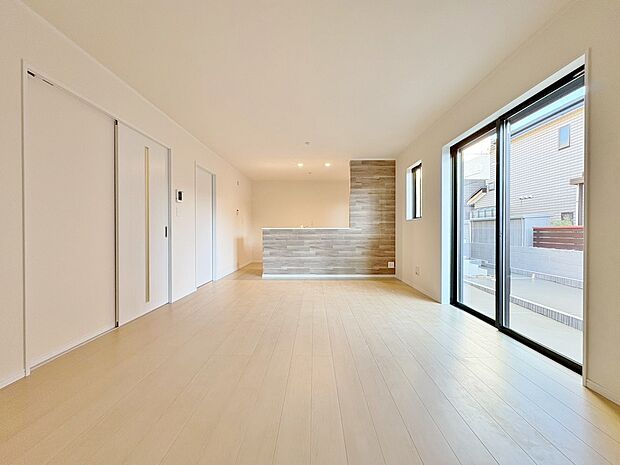 忙しく過ぎゆく日常を置き去るほど、ゆったりした時間が流れるリビング。