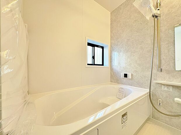 一日の疲れを癒すバスルームは、心地よいリラックスを叶える清潔感溢れる空間です。