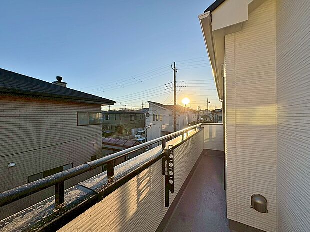 暮らしの中で、光と風を演出してくれるバルコニー。