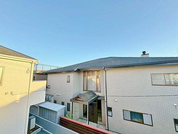 窓を開けると広がる青空。心をリフレッシュして日々を過ごしていきましょう。