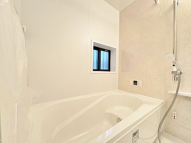 一日の疲れを癒すバスルームは、心地よいリラックスを叶える清潔感溢れる空間です。