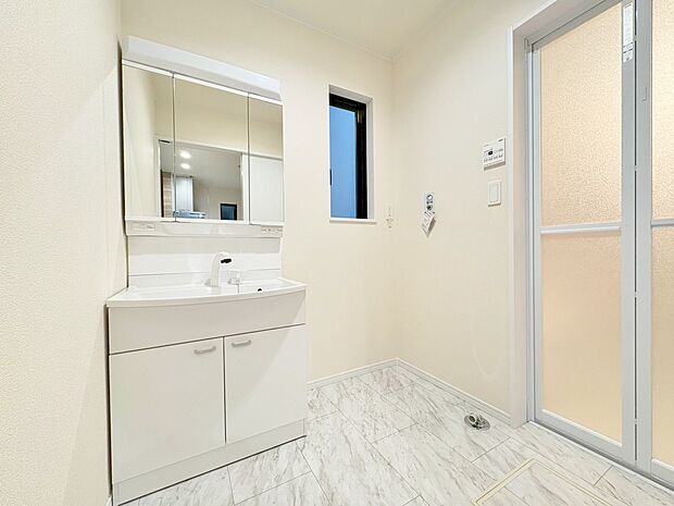 清潔感と心地よさを重視した、上質感漂うパウダールーム。