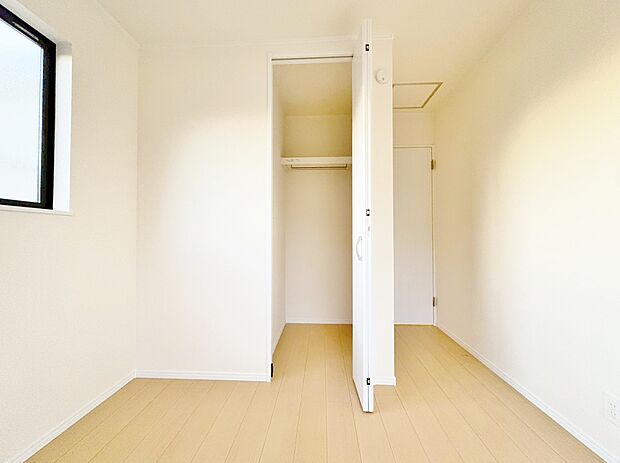 居室にはクローゼットがあり、荷物もスッキリ収納して快適にお過ごしいただけます。