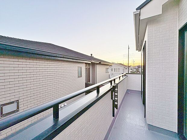 暮らしの中で、光と風を演出してくれるバルコニー。