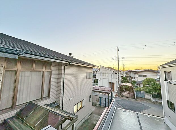 窓を開けると広がる青空。心をリフレッシュして日々を過ごしていきましょう。