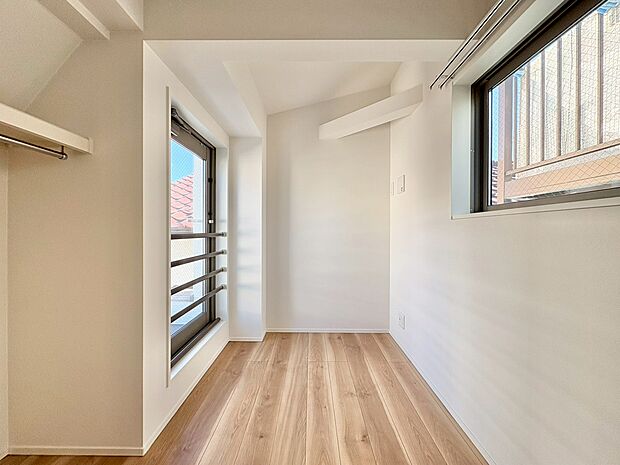 ベッドも十分に設置するスペースがあります。