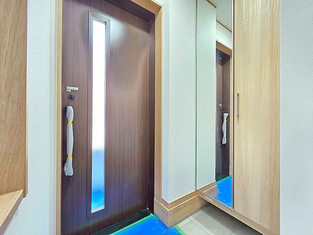 シューズボックスを完備した玄関です。