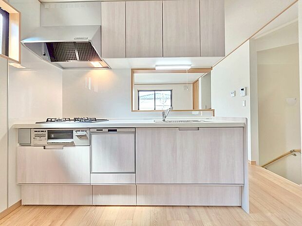 スマートな意匠と充実の機能を備えたキッチンが、暮らしにおいしい彩りを添えます。