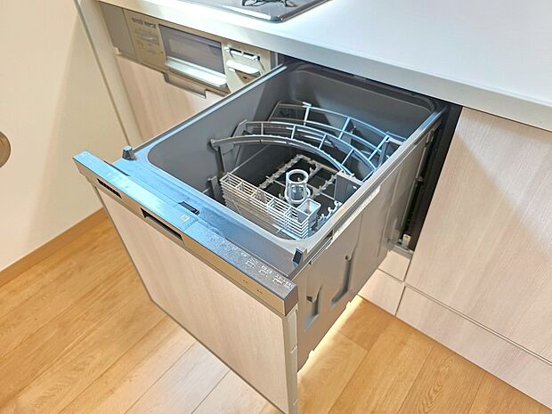 家事の時短に役立つ食洗機。省スペースのビルトインタイプを採用致しました。