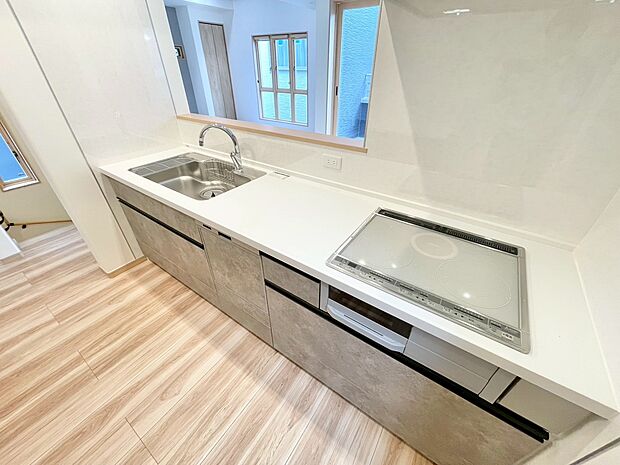 スマートな意匠と充実の機能を備えたキッチンが、暮らしにおいしい彩りを添えます。