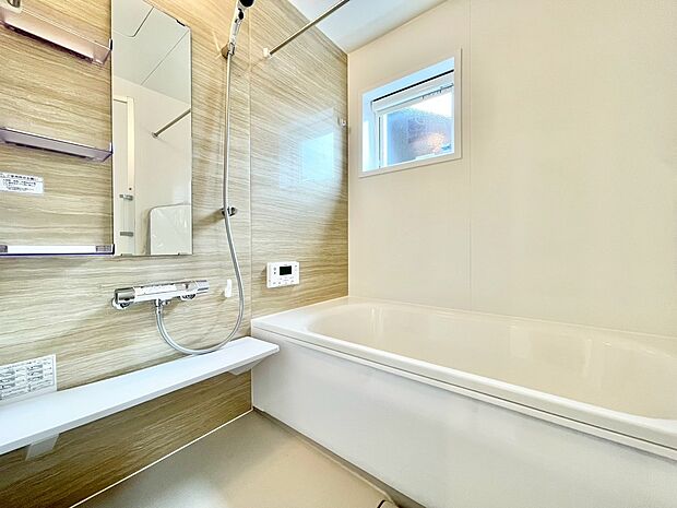 一日の疲れを癒すバスルームは、心地よいリラックスを叶える清潔感溢れる空間です。