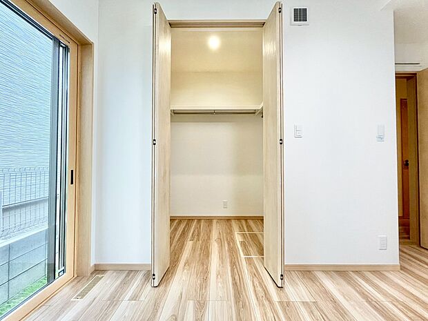 居室にはクローゼットがあり、荷物もスッキリ収納して快適にお過ごしいただけます。