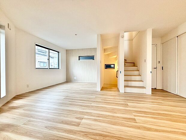 忙しく過ぎゆく日常を置き去るほど、ゆったりした時間が流れるリビング。