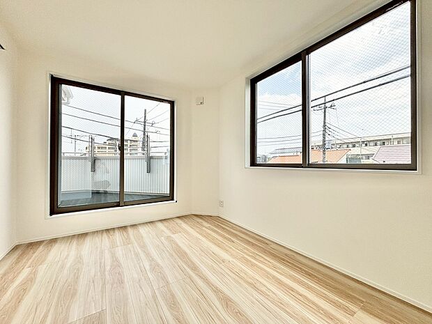 ベッドも十分に設置するスペースがあります。