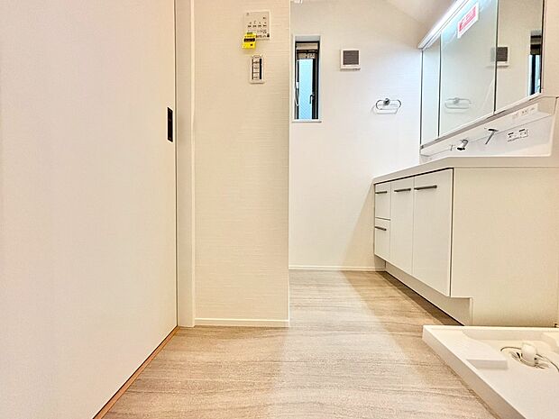 清潔感と心地よさを重視した、上質感漂うパウダールーム。