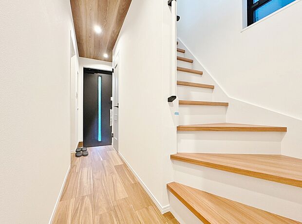 シューズボックスを完備した玄関です。