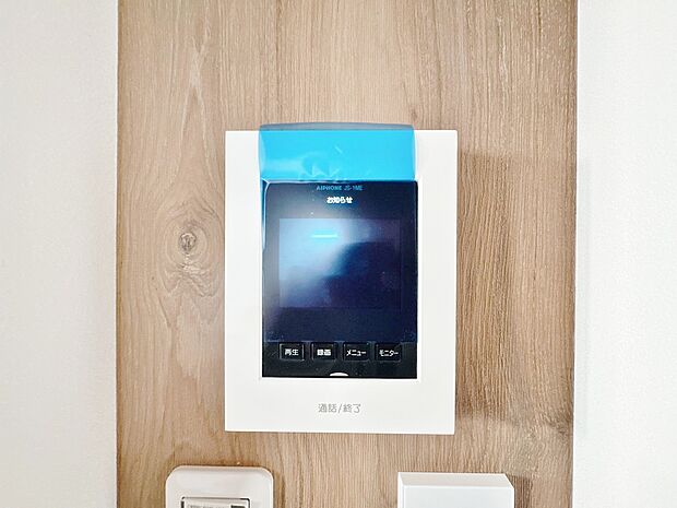 来訪者の様子を室内モニターでチェック。セキュリティ面でも安心です。