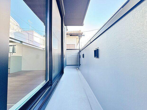 暮らしの中で、光と風を演出してくれるバルコニー。