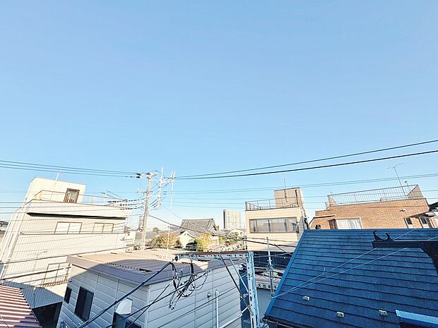 窓を開けると広がる青空。心をリフレッシュして日々を過ごしていきましょう。