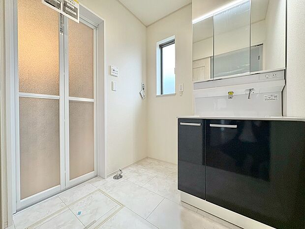 清潔感と心地よさを重視した、上質感漂うパウダールーム。