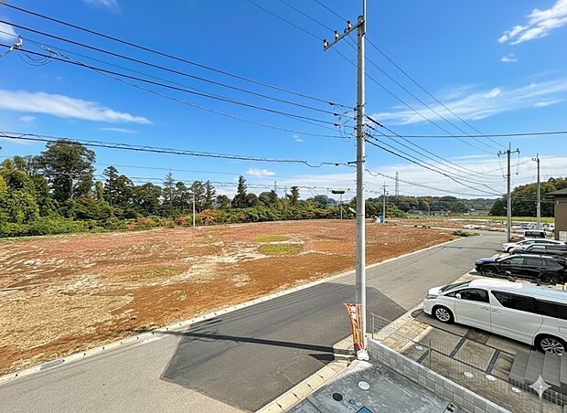 窓を開けると広がる青空。心をリフレッシュして日々を過ごしていきましょう。