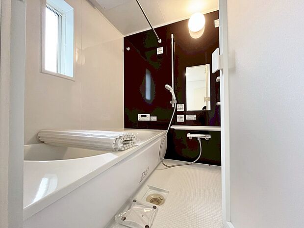 一日の疲れを癒すバスルームは、心地よいリラックスを叶える清潔感溢れる空間です。