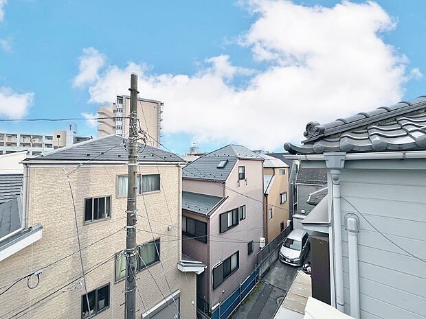 窓を開けると広がる青空。心をリフレッシュして日々を過ごしていきましょう。