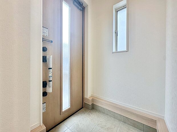 シューズボックスを完備した玄関です。