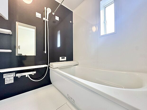 一日の疲れを癒すバスルームは、心地よいリラックスを叶える清潔感溢れる空間です。