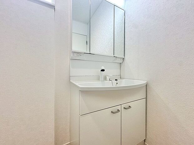 何かと物が増える場所だからこそ、スッキリと見映えの良い空間に。