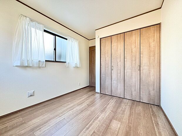 ベッドも十分に設置するスペースがあります。