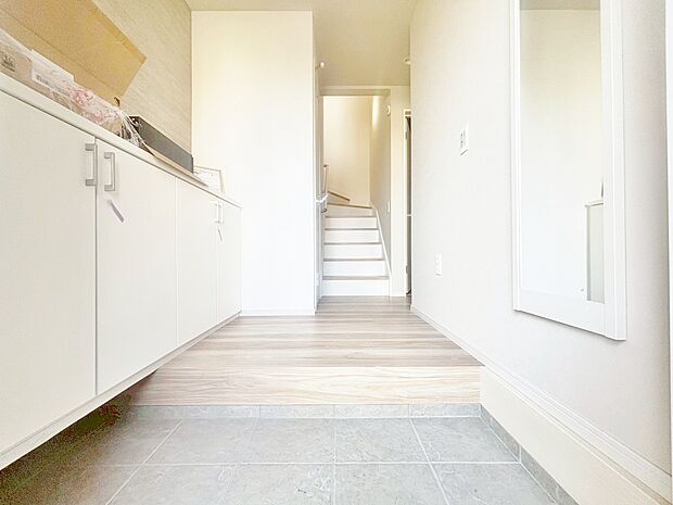 シューズボックスを完備した玄関です。