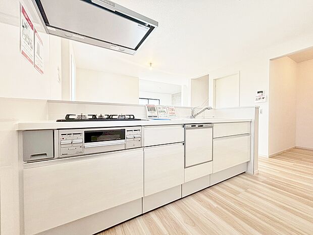 スマートな意匠と充実の機能を備えたキッチンが、暮らしにおいしい彩りを添えます。