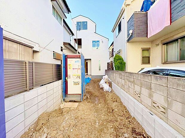 本物件の駐車スペースです。車種制限のある場合もございますので、お気軽にお問い合わせくださいませ。